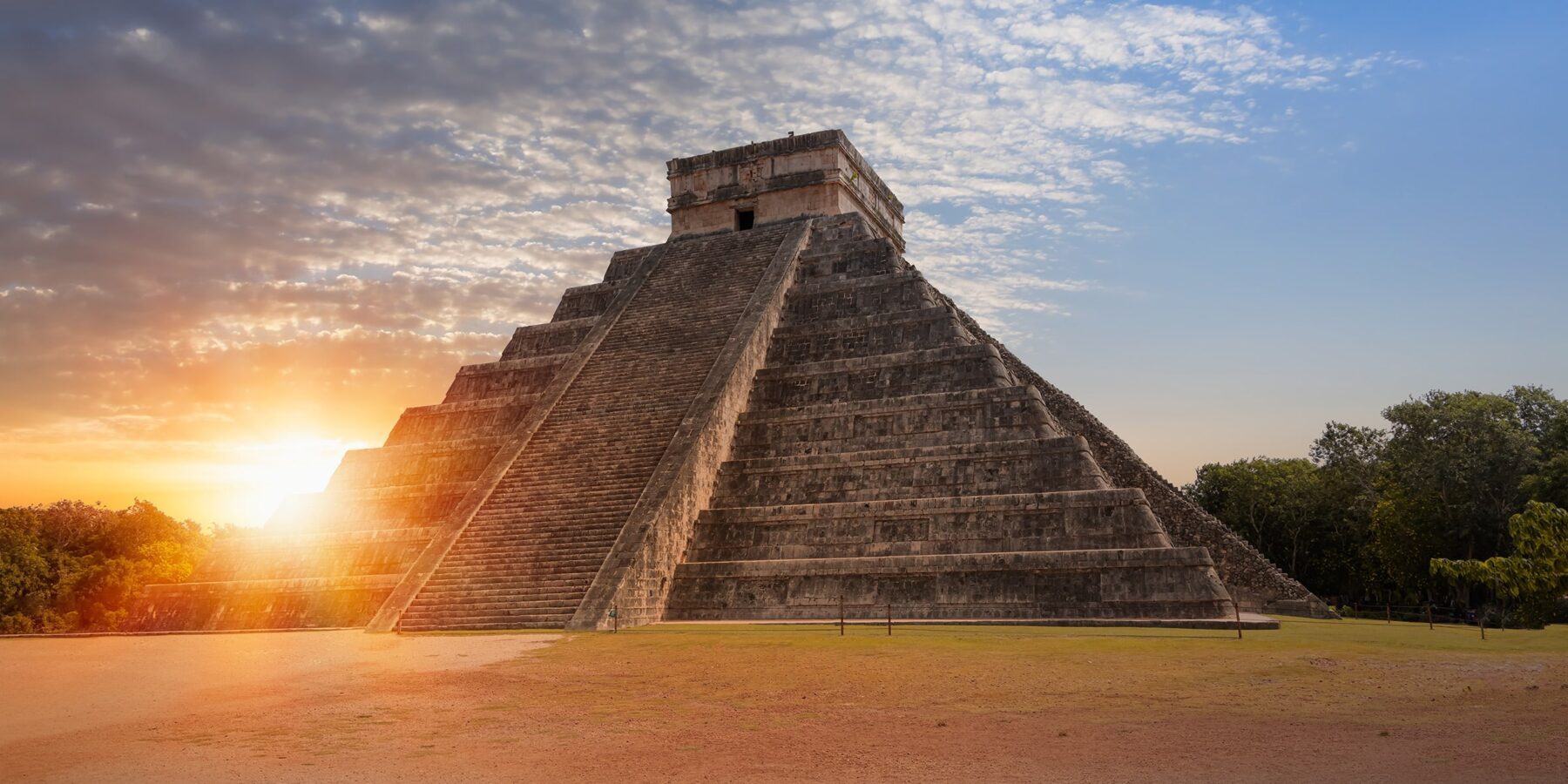 CHICHÉN ITZÁ shutterstock_2473491135