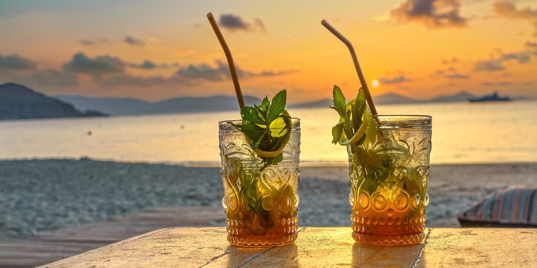 COCKTAILS shutterstock_2042990651