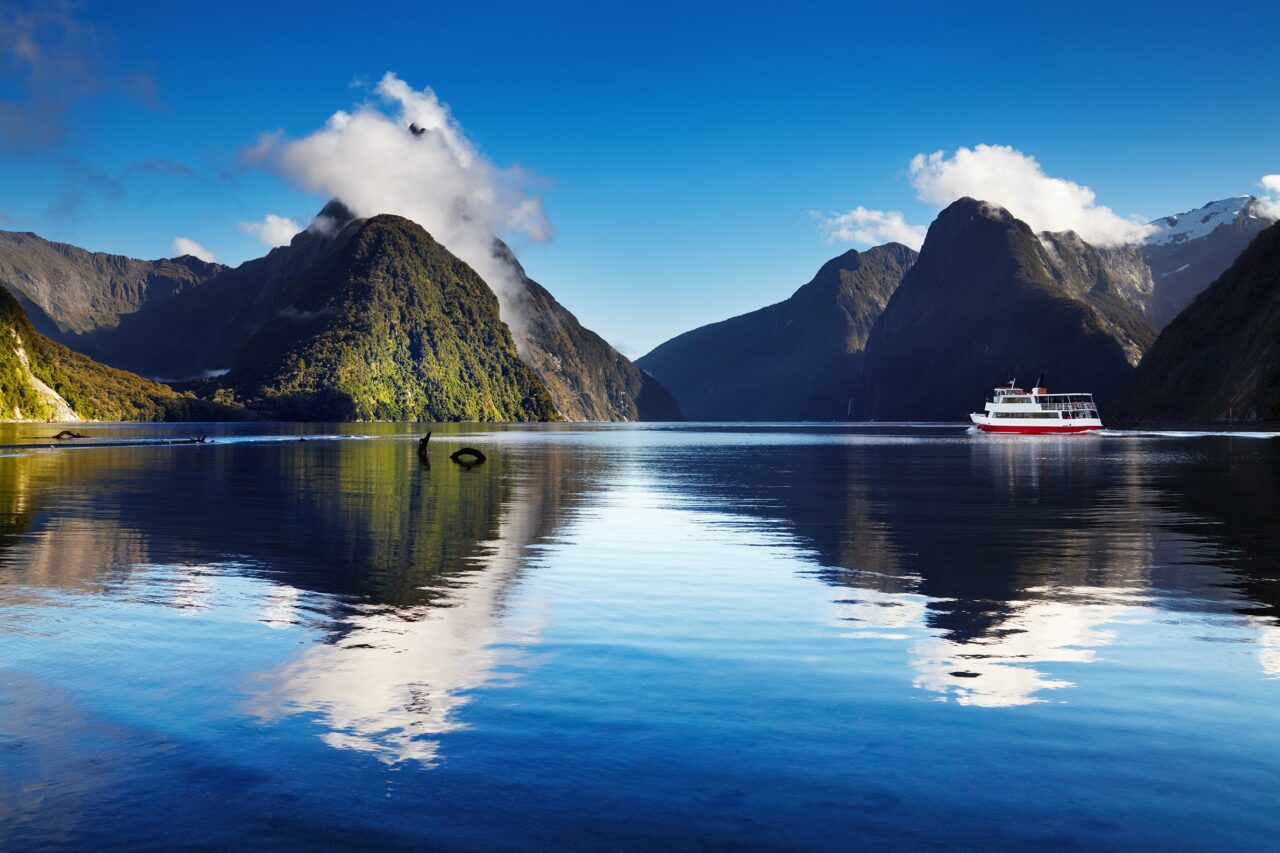 MILFORD SOUND CRUISE shutterstock_192284441