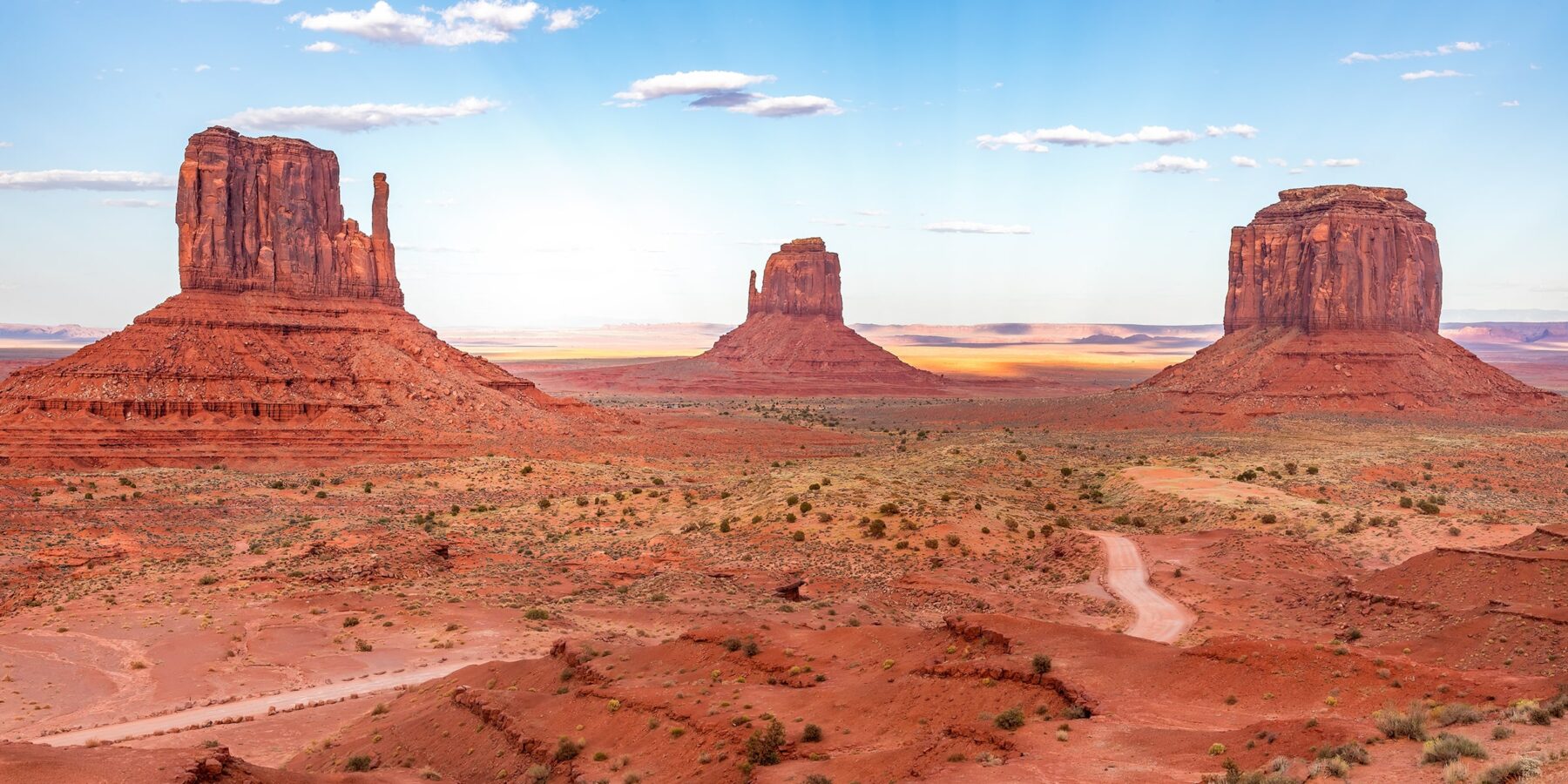MONUMENT VALLEY shutterstock_2520314267