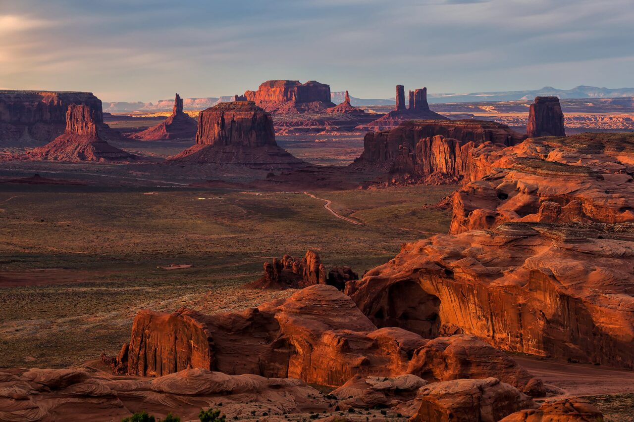 MONUMENT VALLEY SUNDOWN shutterstock_646249333