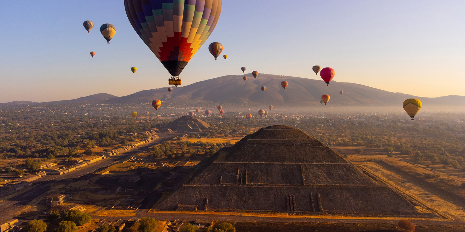 Sunrise,On,Hot,Air,Balloon,Over,The,Teotihuacan,Pyramid