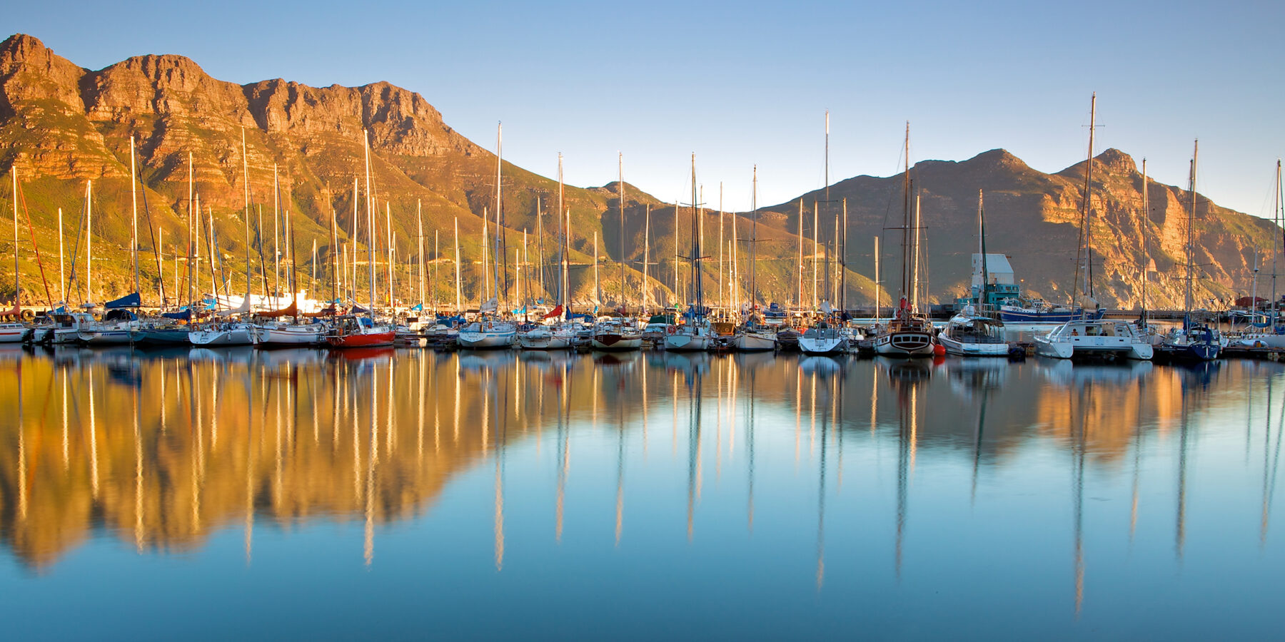 Hout,Bay,Harbour,With,Yachts,Moored,Under,The,Backdrop,Of