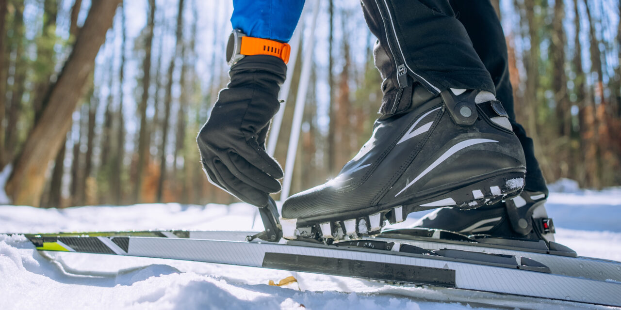 Close-up,Of,Cross-country,Skier,Fastening,Boots,To,Skis,,Preparing,For