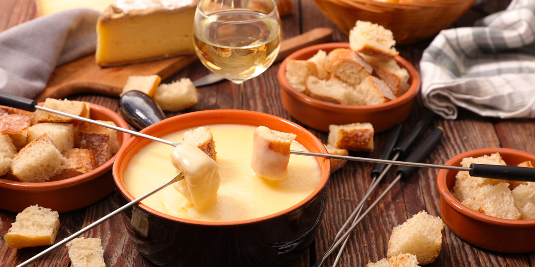 Traditional,Cheese,Fondue,With,Bread,And,Glass,Of,Wine