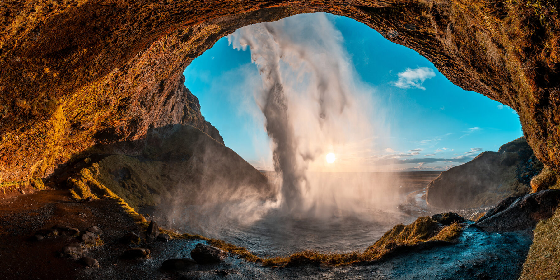 Famous,Icelandic,Waterfall,Seljalandsfoss,During,Golden,Hour,With,Mist