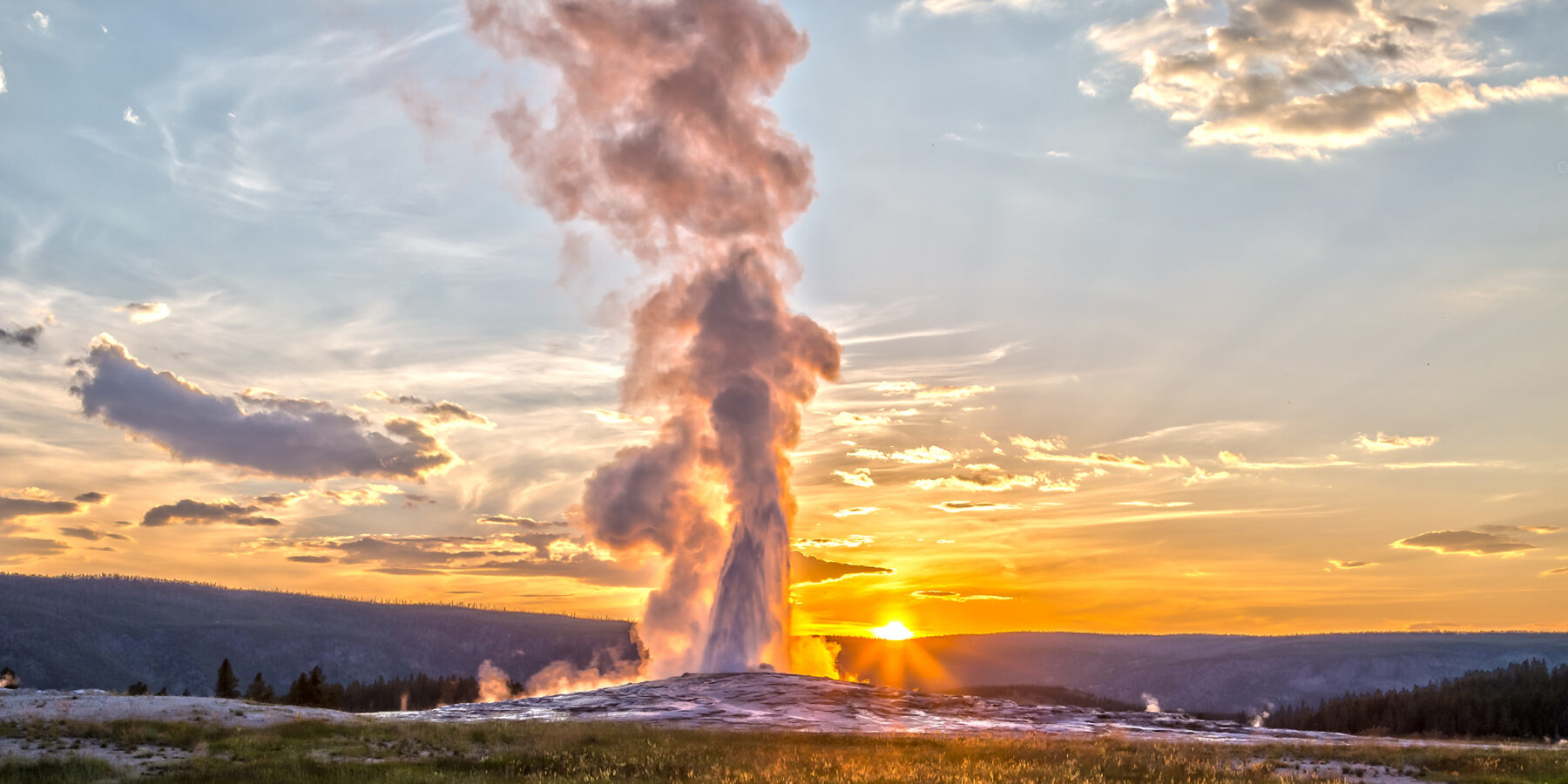 Old,Faithful,Geyser,Eruption,In,Yellowstone,National,Park,At,Sunset
