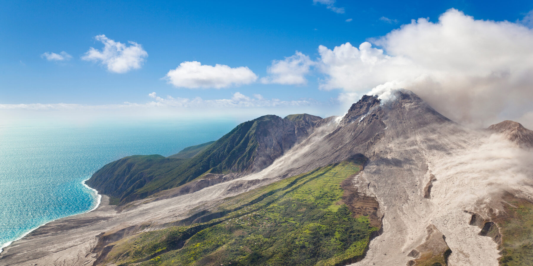 The,Active,Soufriere,Hills,Volcano,In,Montserrat,Seen,From,Helicopter.